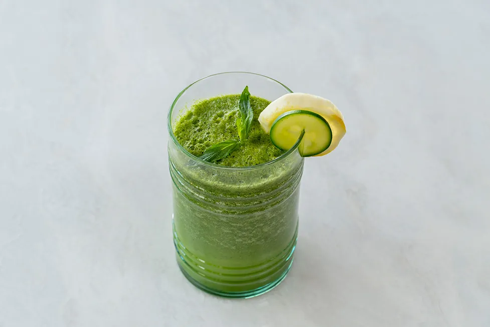 Salatalık, nane ve limonla hazırlanan ferahlatıcı bir detoks içeceği.