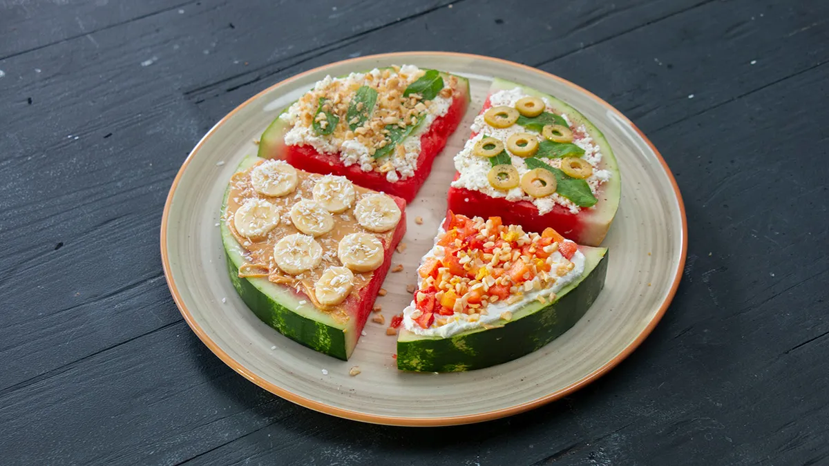 Sağlıklı karpuz pizza dilimleri