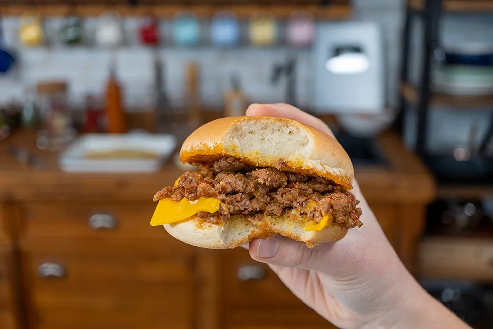 Ev yapımı pratik ıslak hamburger tarifi, sokak lezzetlerini mutfağa taşı.